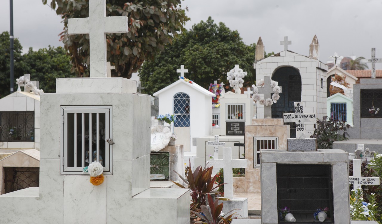 a foto mostra túmulos de um cemitério